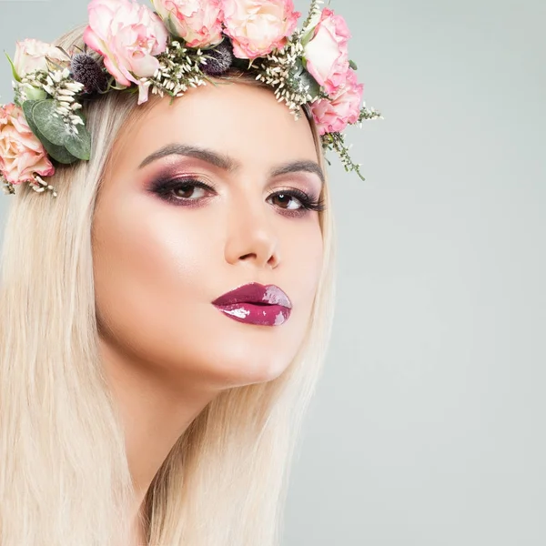 Fashion Model Frau mit perfektem Make-up und Frühlingsblumen. — Stockfoto