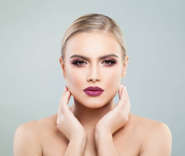 Mükemmel genç kadınla mükemmel makyaj modeli. Güzel kadın 