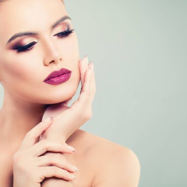 Arka plan üzerinde mükemmel makyaj güzel kadınla