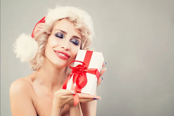Concepto de regalo de Navidad. Mujer de Navidad en Santa Sombrero — Foto de Stock