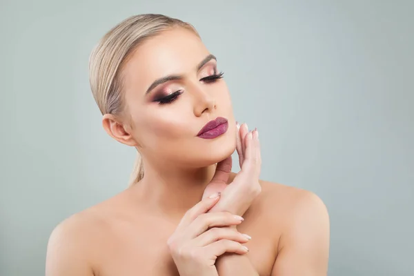 Mujer modelo linda con piel sana sobre fondo azul — Foto de Stock