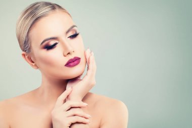 Hoş genç bir kadınla makyaj ve sağlıklı cilt. Güzellik ve Cosmet
