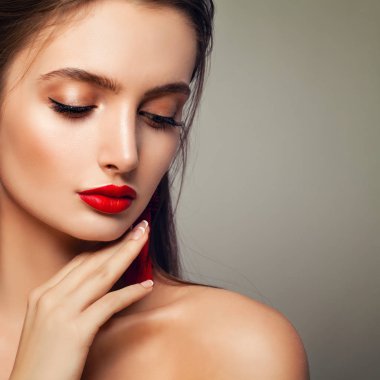 Moda Model kadın mükemmel makyaj, kapalı gözler ile.