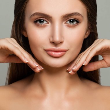 Genç kadın yüzü portre. Sağlıklı cilt kadınla şirin Model