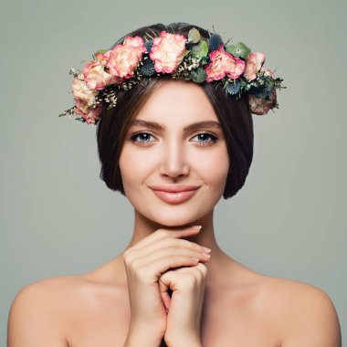 Mükemmel genç kadın sağlıklı cilt ile Model