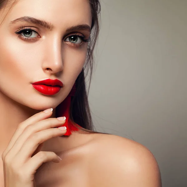 Hermosa mujer modelo de moda con maquillaje piel sana — Foto de Stock