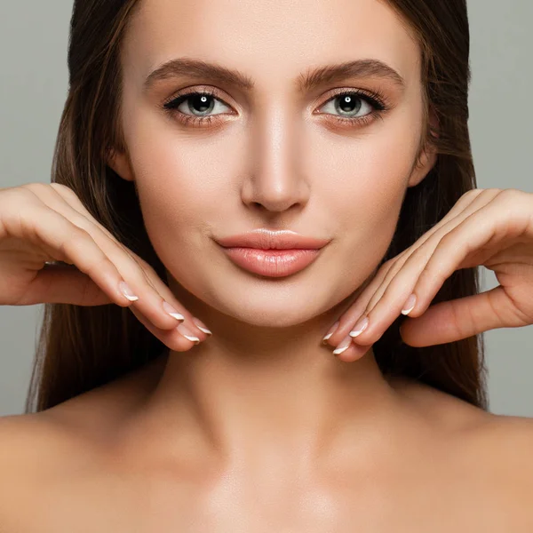 Primeros planos de la cara femenina joven. Mujer modelo linda con piel sana — Foto de Stock