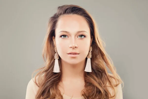 Perfekta kvinnan med naturlig Makeup och Beige örhängen — Stockfoto