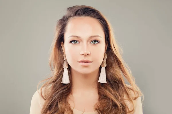 Mujer perfecta con maquillaje natural y pendientes beige — Foto de Stock