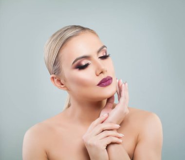 Taze cilt Banner arka plan üzerinde kadınla mükemmel modeli