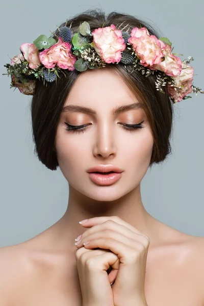 Zdravá žena Spa Model s jarní květiny a čerstvé kůže — Stock fotografie