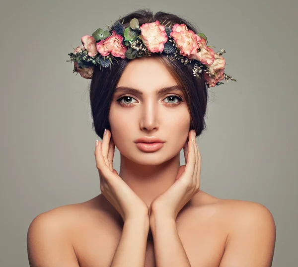 Ομορφιά άνοιξη. Νεαρή γυναίκα με υγιές δέρμα και τριαντάφυλλα λουλούδια. — Φωτογραφία Αρχείου