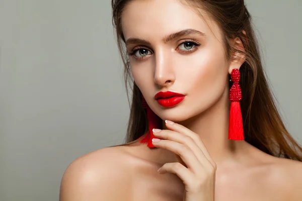 Jovem com maquiagem de lábios vermelhos e brincos de jóias — Fotografia de Stock