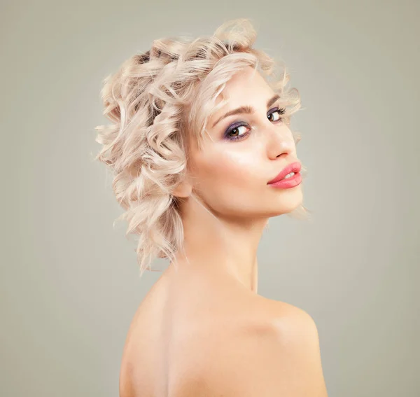 Красива блондинка жінка з хвилястим Боб зачіска і макіяж — стокове фото