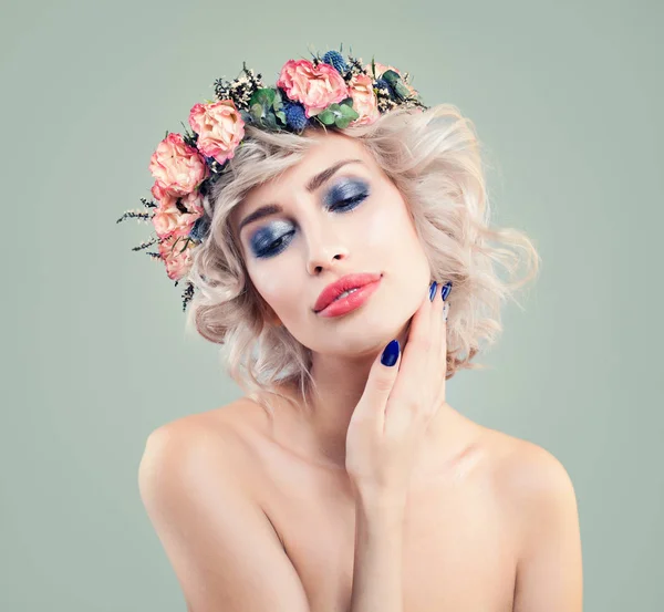 Mooie vrouw in de kroon van de bloemen van de lente — Stockfoto