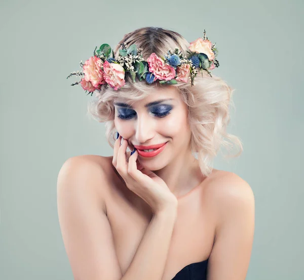 Hermosa mujer sonriente modelo de moda con maquillaje azul sombra de ojos —  Fotos de Stock