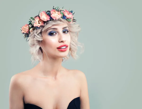 Våren kvinna mode modell med ros blommor på hennes huvud. — Stockfoto