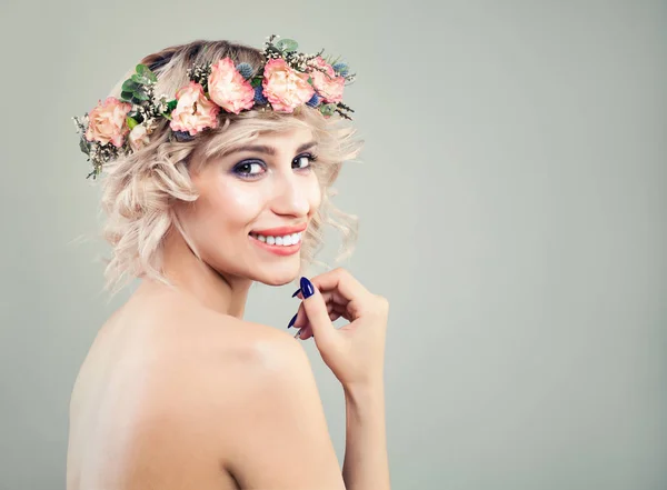 Mujer feliz con flores de rosas. Modelo sonriente con el rubio Bob —  Fotos de Stock