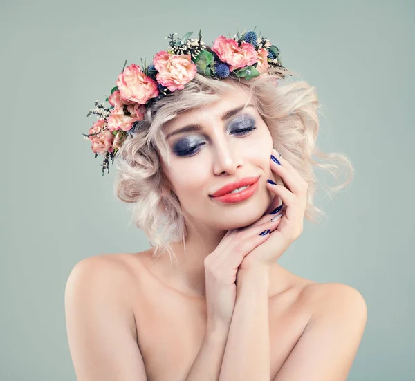 Blond skönhet. Perfekta kvinnan mode modell med ljus Makeup — Stockfoto