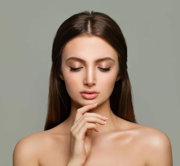 Cara de mujer joven. Mujer Spa con Piel Saludable, Concepto de Cuidado de la Piel — Foto de Stock