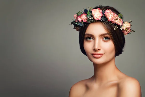 Perfektes Frau-Wellness-Modell mit gesunder Haut und Rosenblüten — Stockfoto