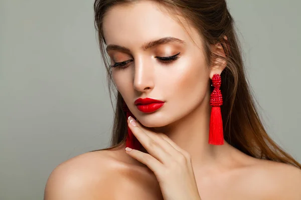 Modelo de moda de mujer joven con pendientes de maquillaje y joyería para eventos — Foto de Stock