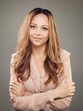 Güzel bir kadınla çapraz kollar, portre