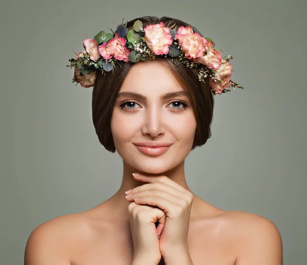 Junge Schönheit. Wellness-Frau mit gesunder Haut und Rosenblüten — Stockfoto