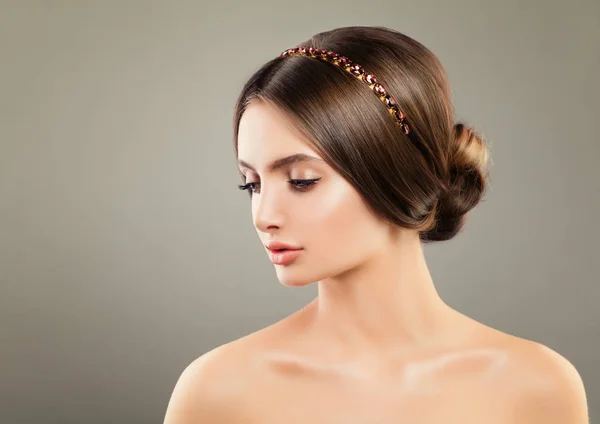 Hermosa mujer joven con decoración de pelo de diamante —  Fotos de Stock