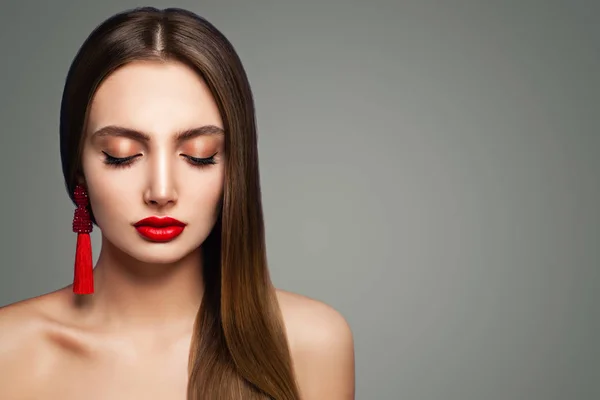 Módní Model žena s červenými rty make-up — Stock fotografie