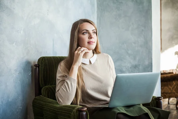 Cusual ung kvinna med Laptop surfa Internet hemma — Stockfoto