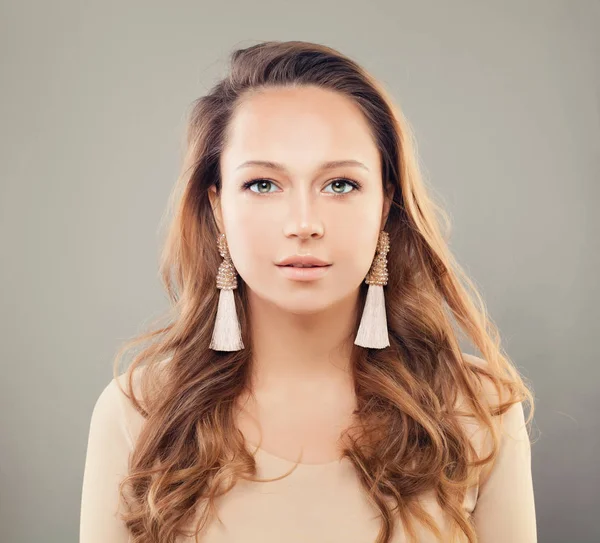 Modelo de moda de mulher bonita com cabelo encaracolado loiro — Fotografia de Stock