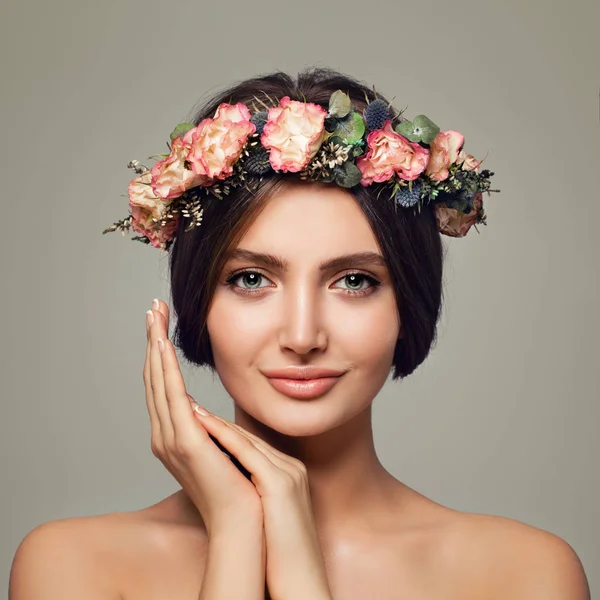 Modelo de Spa de mulher jovem com maquiagem nua no fundo — Fotografia de Stock