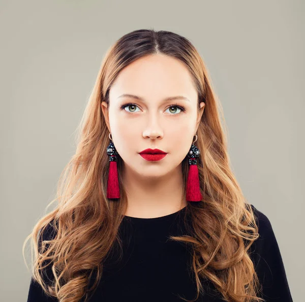 Modelo de moda con pelo rizado largo. Mujer joven — Foto de Stock