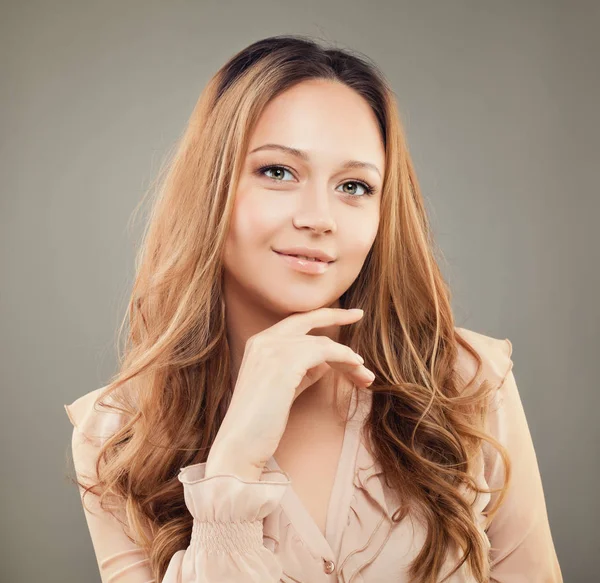 Schöne lächelnde Frau, Portrait — Stockfoto