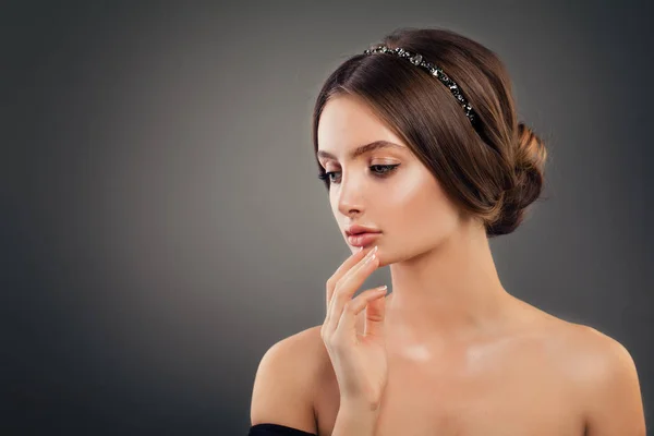 Modelo de moda de chica perfecta con peinado de boda, maquillaje y cabello —  Fotos de Stock