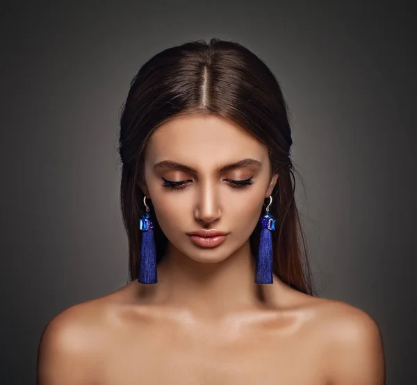 Ung mode modell kvinnan med smink och silkeslen smycken örhängen — Stockfoto