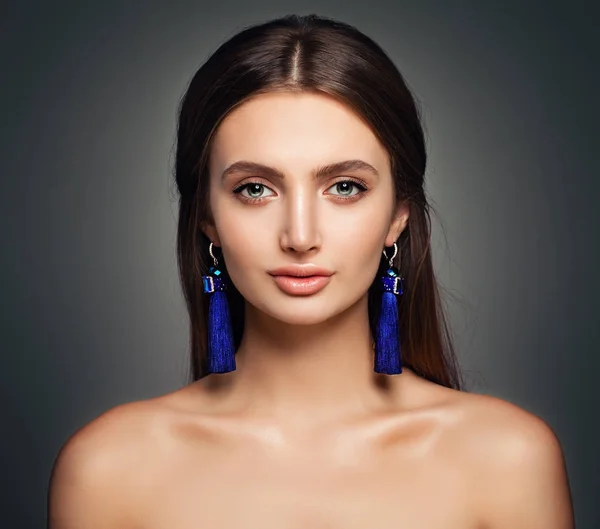 Módní portrét mladé krásné ženy s make-upem — Stock fotografie