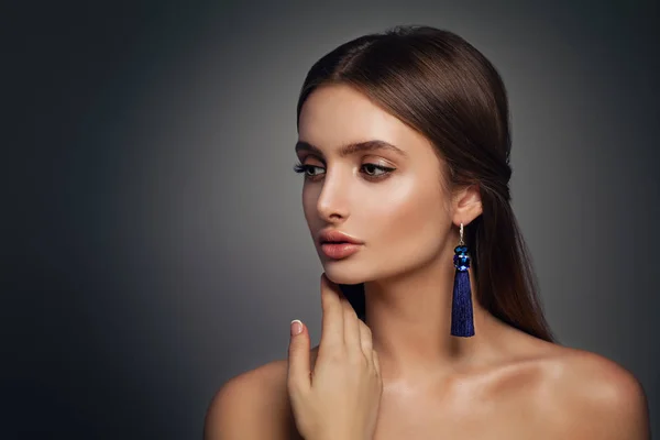 Kobieta Moda Piękny Model idealny makijaż i Błękitną jedwabiście — Zdjęcie stockowe