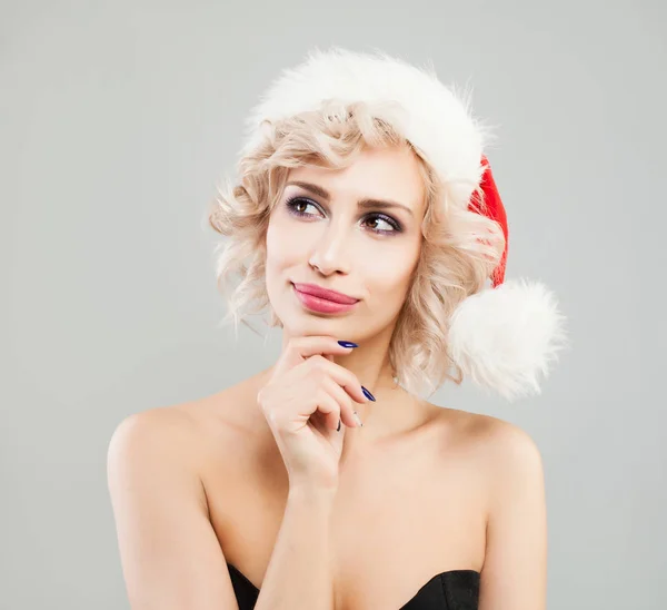 Hezký vánoční žena myslí šedým pozadím. Usmívající se dívka — Stock fotografie