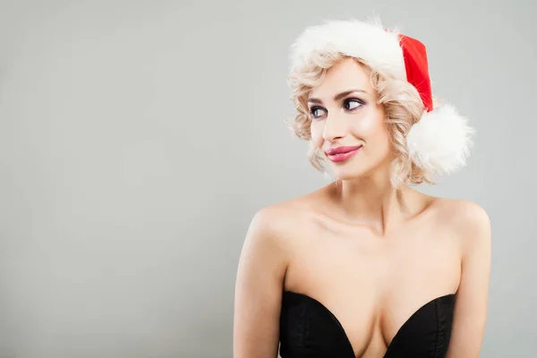 Kvinna jul koncept. Christmas flicka i Santa hatt — Stockfoto