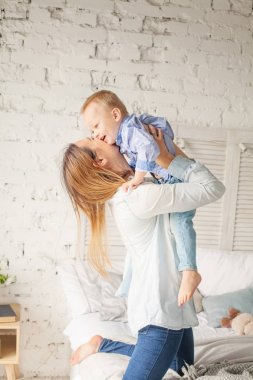 Mutlu anne ve oğlu sarılma. Anne ve çocuk eğleniyor