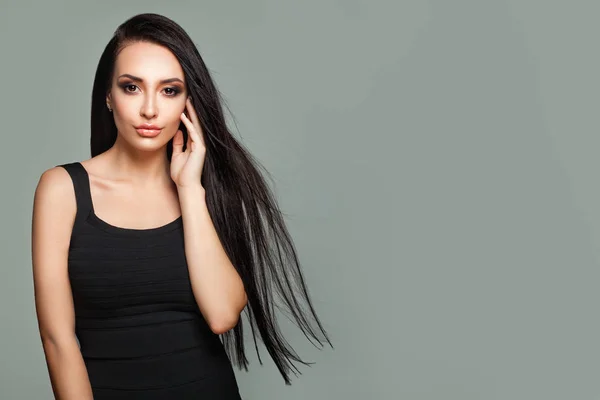 Modelo perfecto de mujer joven con cabello sano y maquillaje natural —  Fotos de Stock