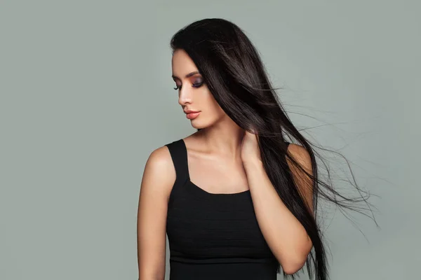 Mulher modelo jovem com maquiagem perfeita e penteado longo . — Fotografia de Stock