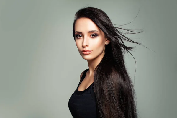 Elegantní žena s dlouhými vlasy a make-up na pozadí — Stock fotografie