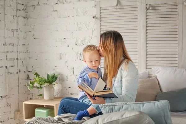 かわいい母と息子の本を。女性と子供の少年を自宅 — ストック写真