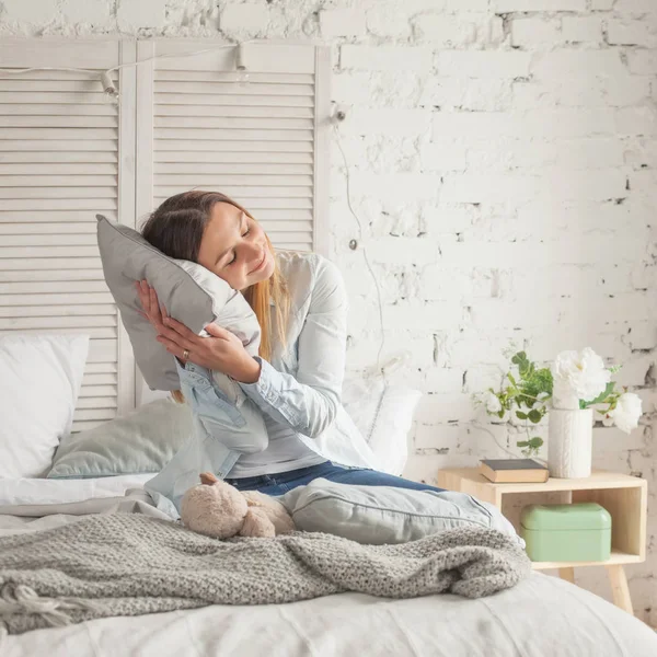 Mujer joven descansando en casa — Foto de Stock