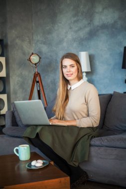 Öğrenci kız dizüstü bilgisayar kullanarak. Eğitim, Internet sörf