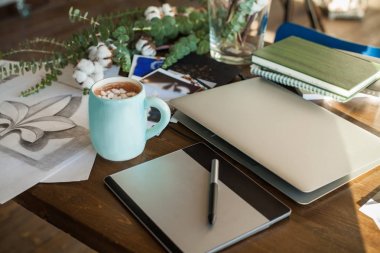 Çizim, Laptop ile yaratıcı çalışma alanı arka plan 