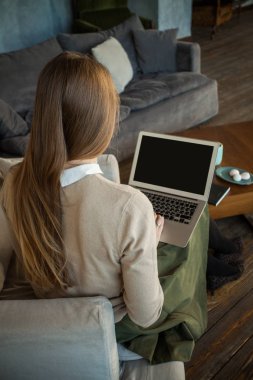 Kopya alanı ve geri erkek ile dizüstü boş ekran.